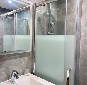 Ducha, secador de pelo y toallas