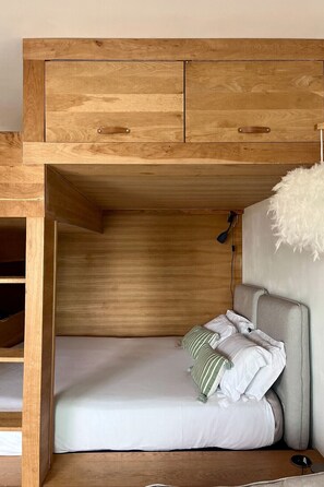 Tabla de planchar con plancha y ropa de cama