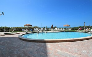 Hồ bơi ngoài trời