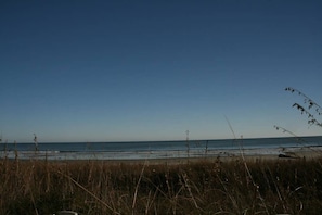 På stranden