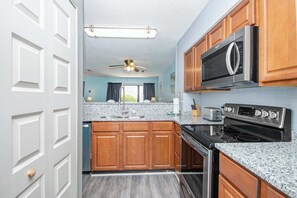 Full-sized fridge, microwave, oven, stovetop