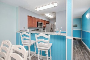 Full-sized fridge, microwave, oven, stovetop