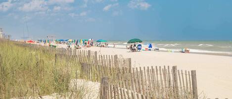 Una spiaggia nelle vicinanze, teli da spiaggia