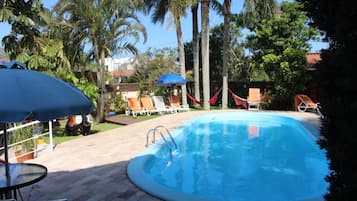 Una piscina al aire libre