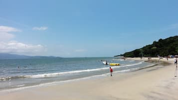 Beach nearby, white sand, 2 beach bars