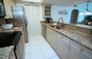 Réfrigérateur, micro-ondes, plaque de cuisson, lave-vaisselle