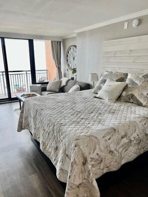 1 bedroom, desk, iron/ironing board, WiFi - Cozy Oceanfront Condo,King,Pool,O41 (Myrtle Beach)