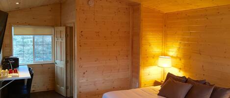 1 slaapkamer, een strijkplank/strijkijzer, wifi, beddengoed