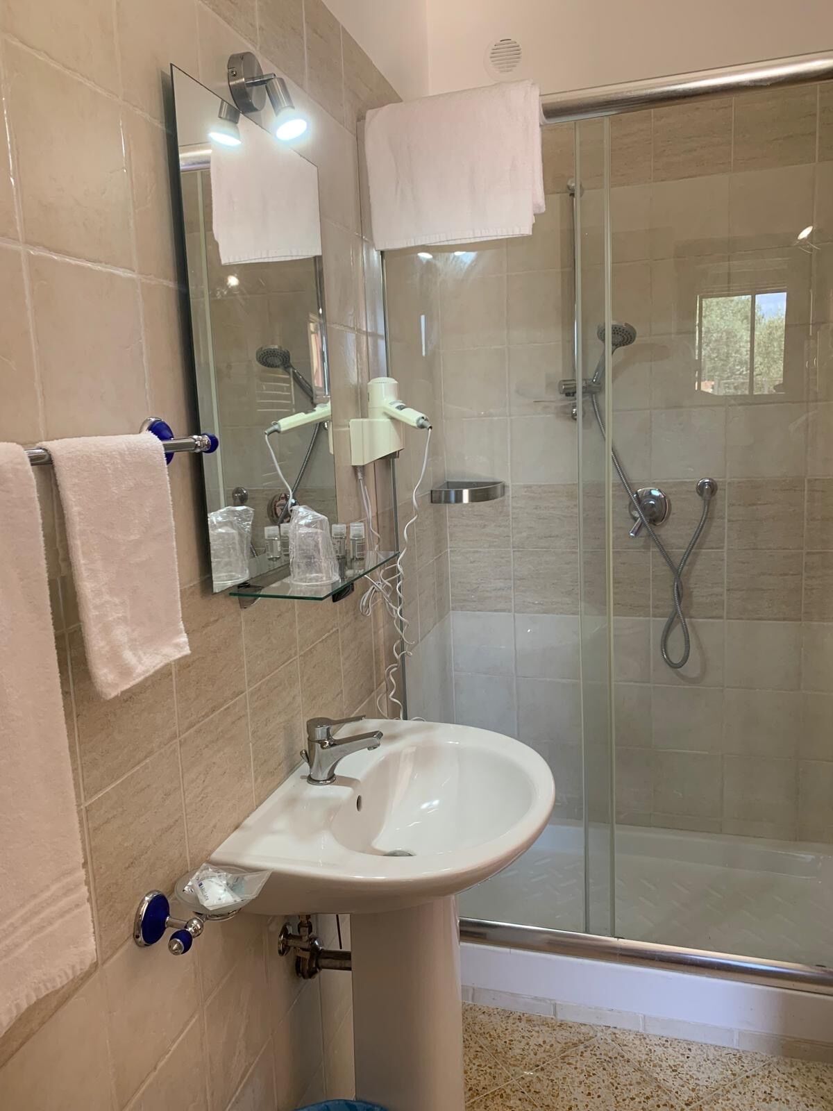 Doccia, asciugacapelli, bidet, asciugamani
