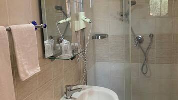 Doccia, asciugacapelli, bidet, asciugamani