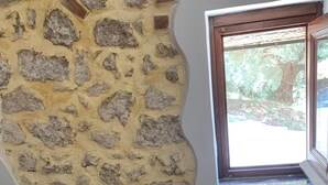 A room with a stone wall and a window with a wooden frame. - An oasis of peace among secular olive trees (San Pietro Infine)