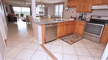 Peti sejuk, ketuhar gelombang mikro, dapur, mesin basuh pinggan mangkuk