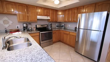 Fridge, microwave, stovetop, dishwasher