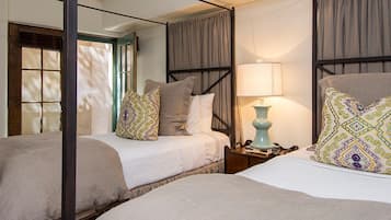 3 dormitorios y tabla de planchar con plancha