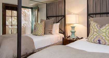 Valtava Eastside-sijainti yhden korttelin päässä Canyon Roadin historiallisesta taiteen alueesta