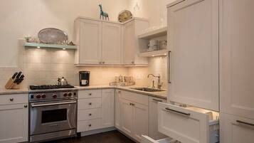 Microondas, lavavajillas, cafetera o tetera y tostadora