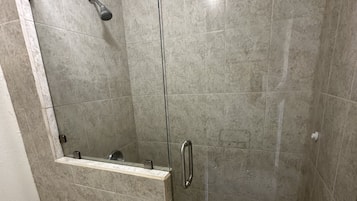 Ducha, bañera profunda, cabezal de ducha tipo lluvia, secador de pelo