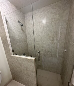 Habitación doble | Baño | Ducha, bañera profunda, cabezal de ducha tipo lluvia y secador de pelo