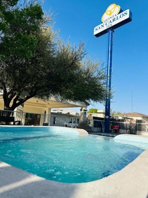 Outdoor pool - QUINTA SAN CARLOS INN (Piedras Negras)