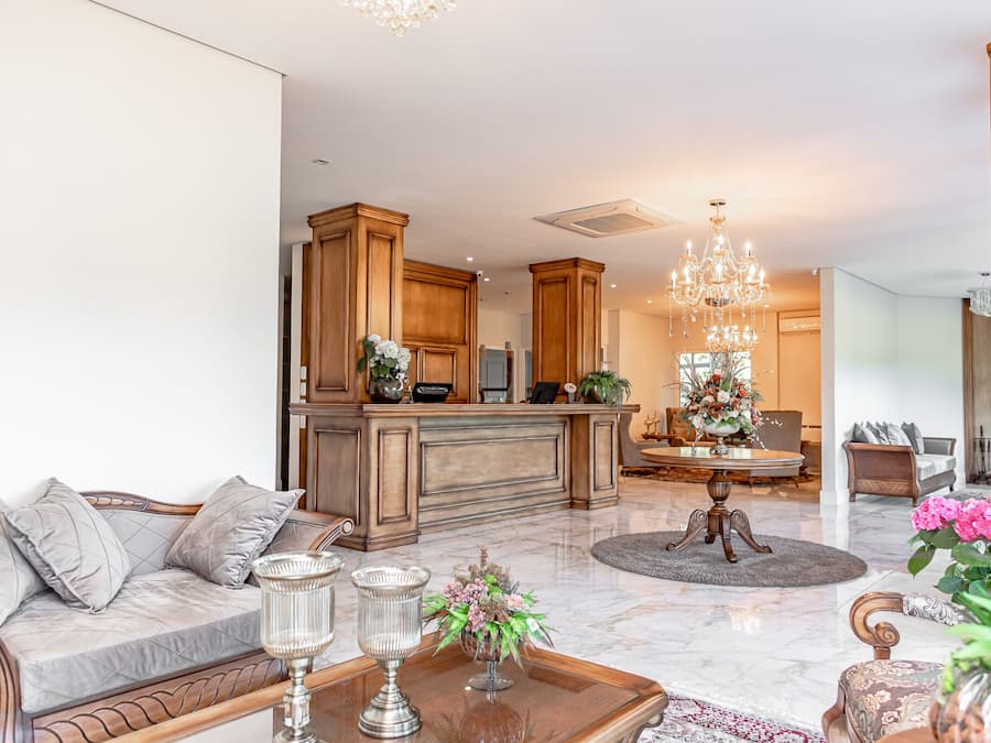 Coin salon dans le hall