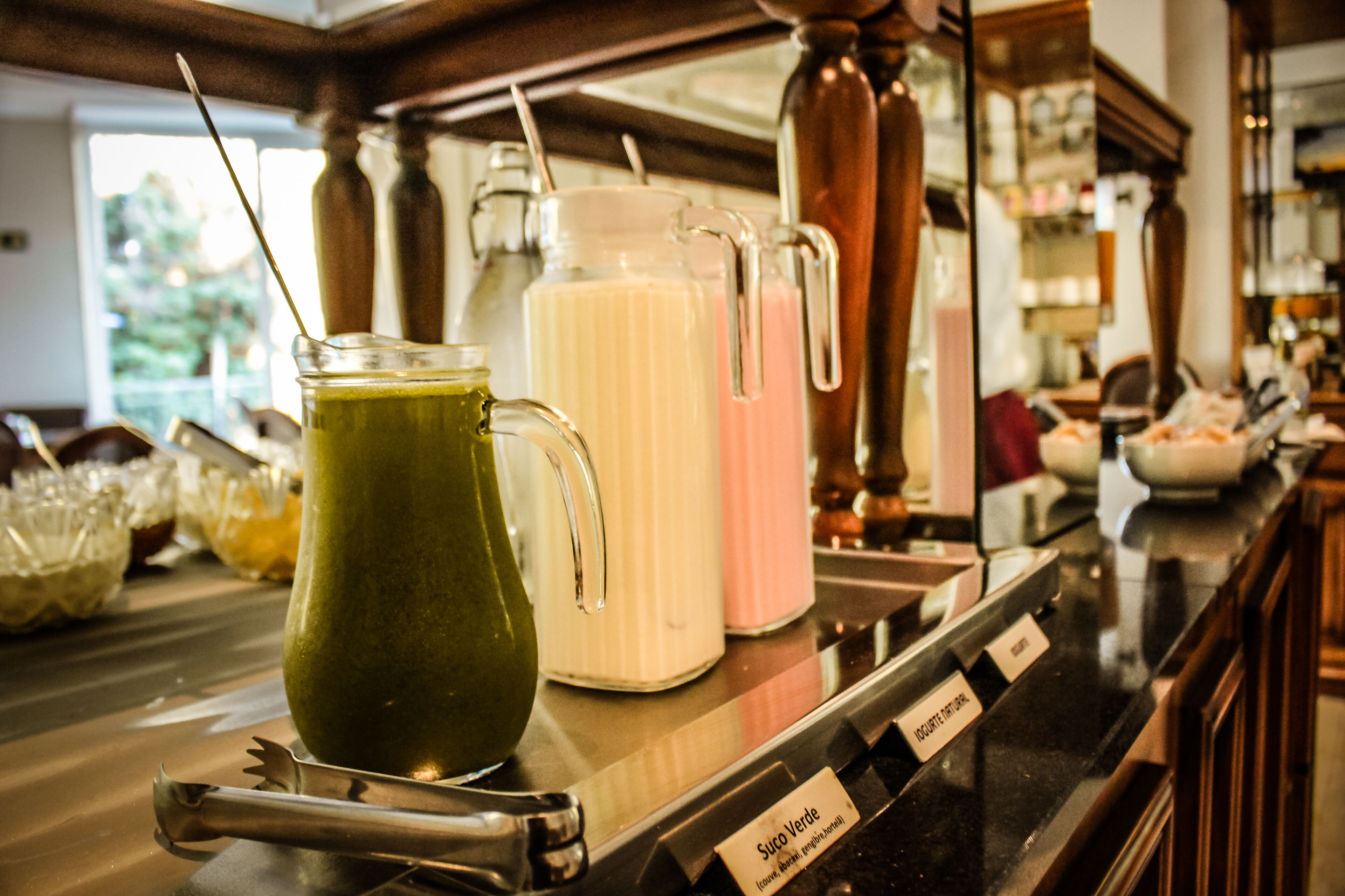 Un punto de bebidas con diversas opciones y un cartel que dice 'Suito Verde'.