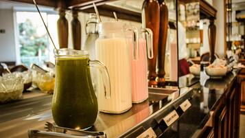 Un punto de bebidas con diversas opciones y un cartel que dice 'Suito Verde'.