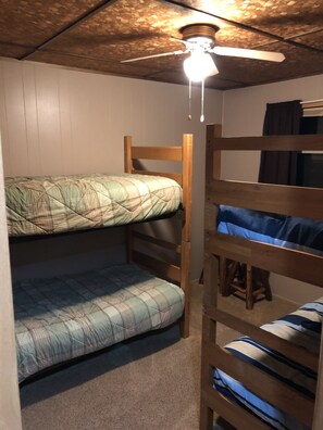 4 chambres, fer et planche à repasser, accès au Wi-Fi (inclus)