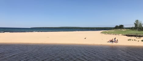 Ligstoelen aan het strand, strandlakens