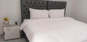 Quarto casal econômico | Wi-Fi de cortesia, roupa de cama