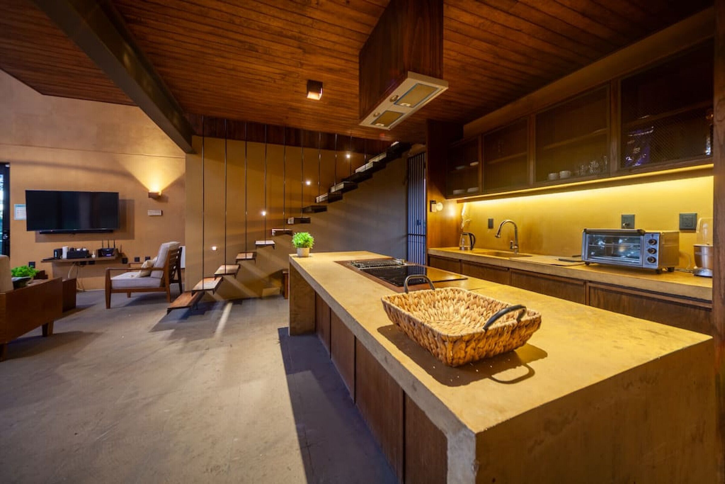 Frigorífic, forn, placa de cuina i cafetera i tetera 