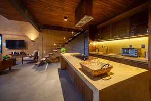 Frigorífic, forn, placa de cuina i cafetera i tetera