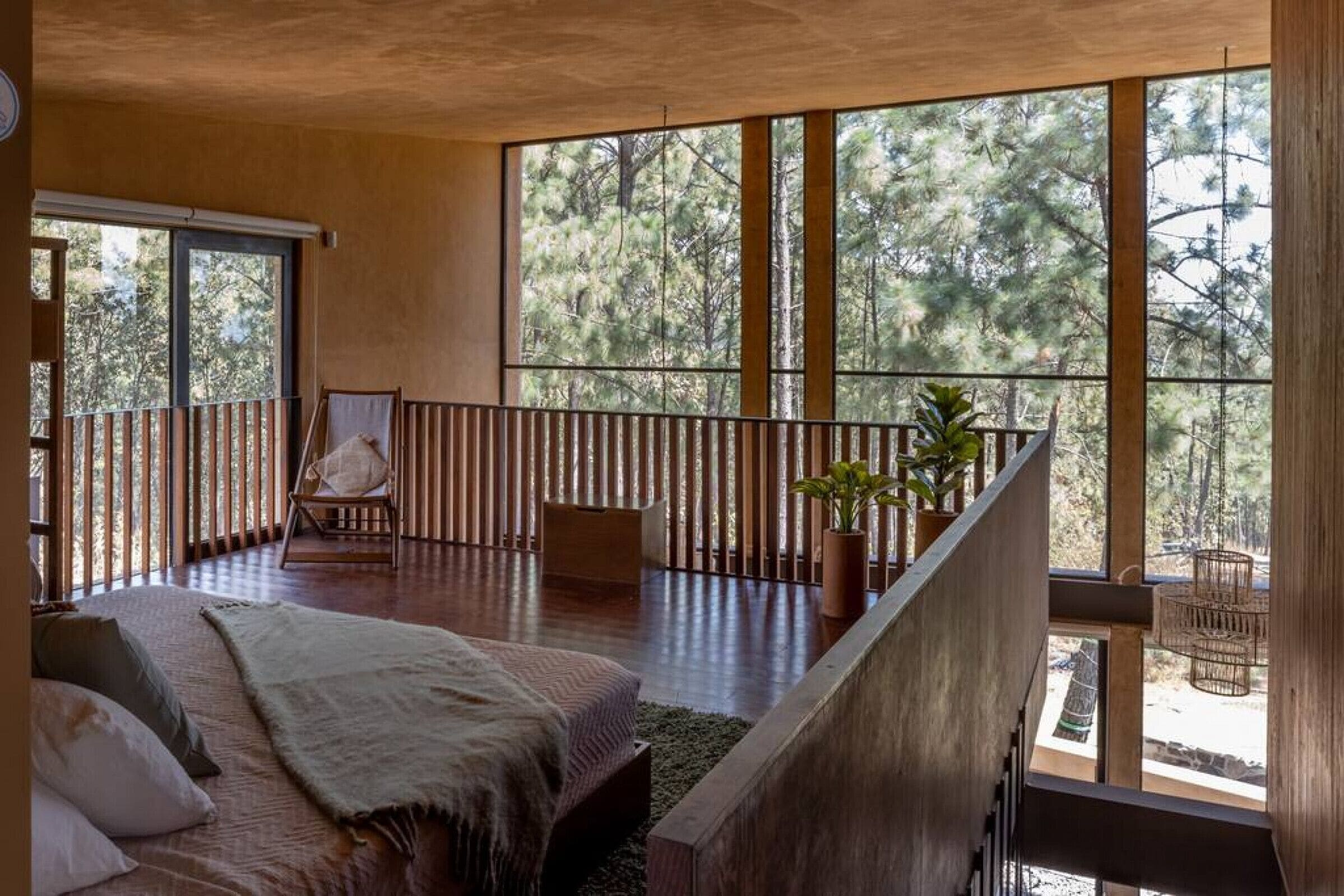 Una camera spaziosa con un letto grande, una sedia e un balcone con ringhiera.
