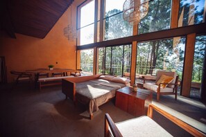 Smart-TV, Kamin, Videospiele, Tischtennisplatte