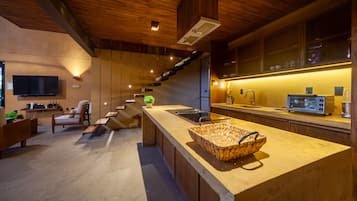 Frigorífico, horno, cafetera o tetera y hervidor eléctrico