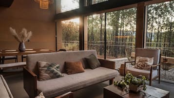 Una Smart TV, una chimenea, videojuegos, una mesa de tenis de mesa