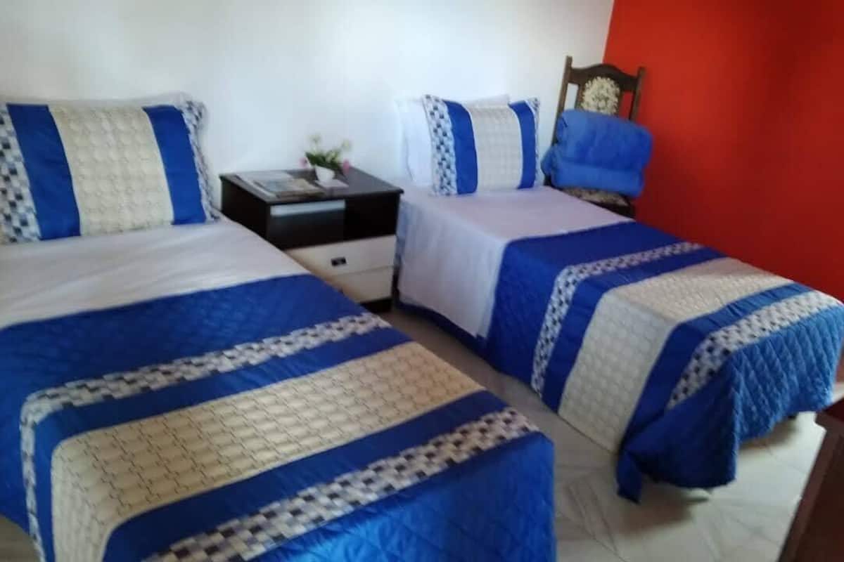 Kahden hengen standard-huone (kaksi sänkyä) | Minibaari, ilmainen Wi-Fi, vuodevaatteet, pääsy pyörätuolilla