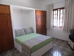 Habitación triple tradicional | Minibar, wifi gratis, ropa de cama y accesible en silla de ruedas