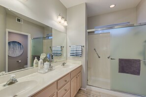 Ensemble douche/baignoire, sèche-cheveux, serviettes fournies