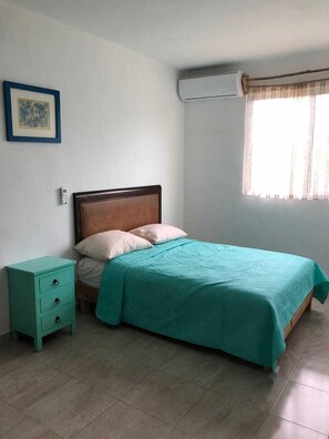 Minibar, cortinas opacas, tabla de planchar con plancha y wifi gratis