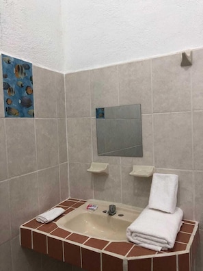 Shower, towels, soap, shampoo - Airport Sleepy Inn (Cancun)