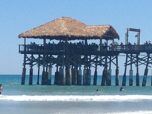 En la playa, camastros y toallas de playa