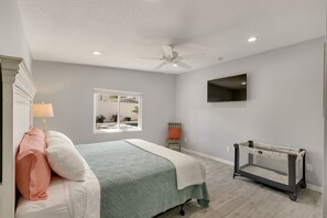 5 chambres, bureau, fer et planche à repasser, lit de bébé portatif