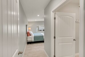 5 habitaciones, escritorio y tabla de planchar con plancha