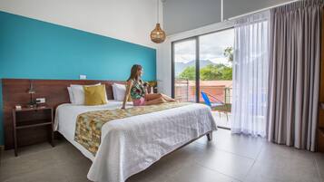 Premium | Premium bedding, down duvets, Select Comfort beds, minibar