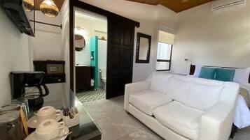 Superior | Zona de estar | Smart TV de 40 pulgadas con canales por satélite, una televisión