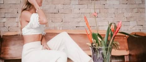 40-inch Smart TV with satellite channels, TV