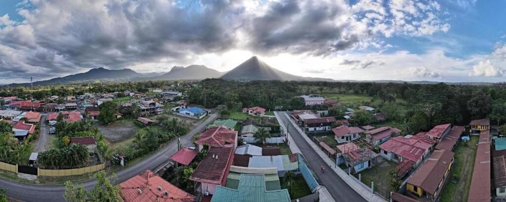 A town with houses and a mountain in the background.