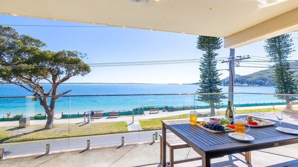 Outdoor dining - Shoal Towers, 6 -11 Shoal Bay Rd -  Air Conditiong - Wifi - Stunning water views & perfect location (Shoal Bay)