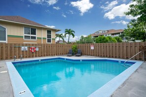 Pool - Kona Lunapule 205B: Tranquil 2BR Retreat with Ocean Views (Kailua-Kona)