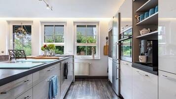 Een koelkast, een magnetron, een oven, een kookplaat